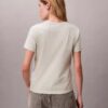 T-shirt à col en V avec écusson CK brodé T-shirt à col en V avec écusson CK brodé