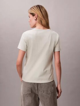 T-shirt à col en V avec écusson CK brodé