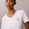 T-shirt à col en V avec écusson CK brodé T-shirt à col en V avec écusson CK brodé