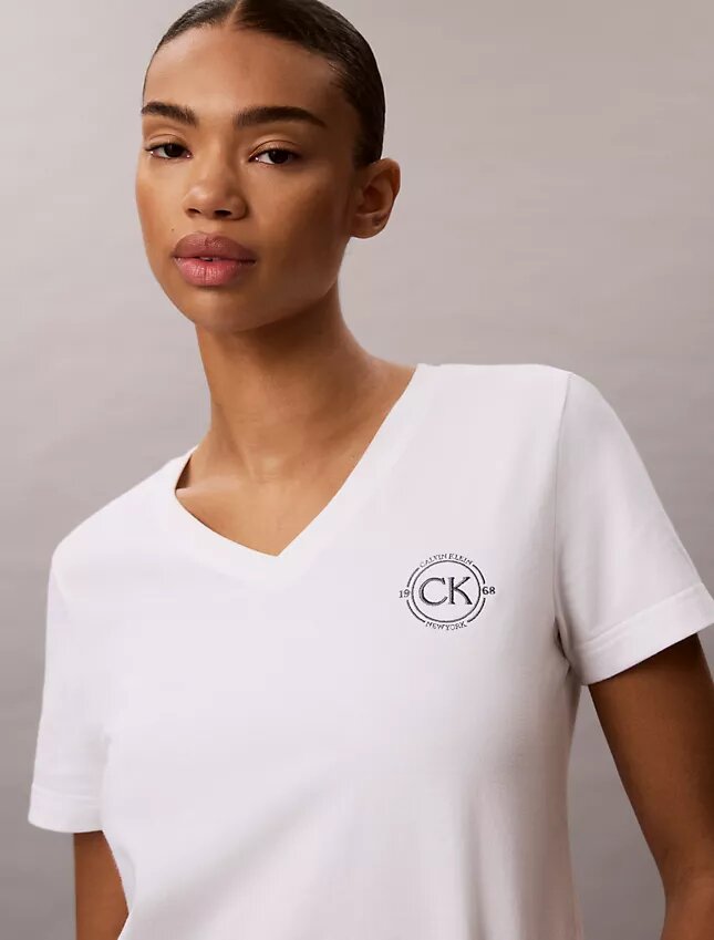 T-shirt à col en V avec écusson CK brodé T-shirt à col en V avec écusson CK brodé