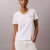 T-shirt à col en V avec écusson CK brodé T-shirt à col en V avec écusson CK brodé