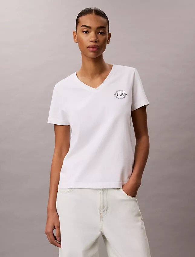 T-shirt à col en V avec écusson CK brodé T-shirt à col en V avec écusson CK brodé