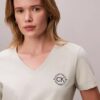 T-shirt à col en V avec écusson CK brodé T-shirt à col en V avec écusson CK brodé