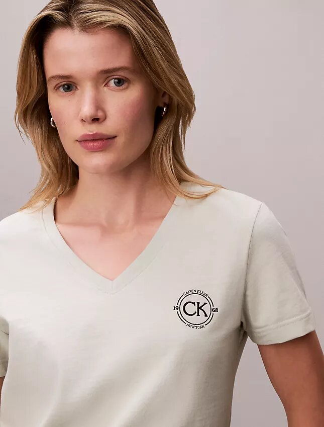 T-shirt à col en V avec écusson CK brodé T-shirt à col en V avec écusson CK brodé