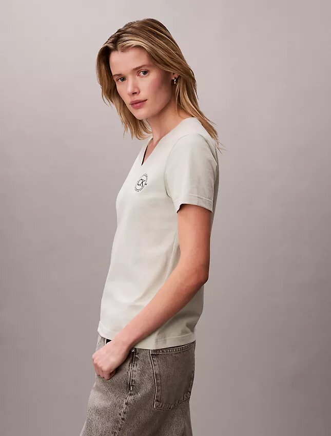 T-shirt à col en V avec écusson CK brodé T-shirt à col en V avec écusson CK brodé