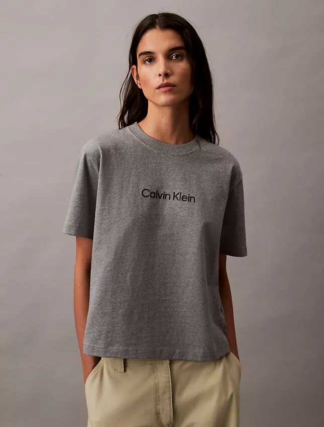 T-shirt à col rond et coupe carrée avec logo standard T-shirt à col rond et coupe carrée avec logo standard