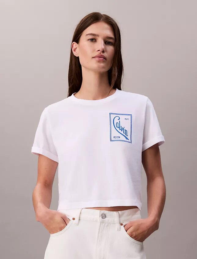 T-shirt court et carré avec logo en lettres cursives T-shirt court et carré avec logo en lettres cursives