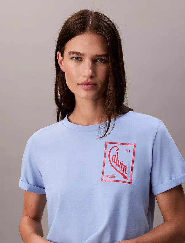 T-shirt court et carré avec logo en lettres cursives T-shirt court et carré avec logo en lettres cursives