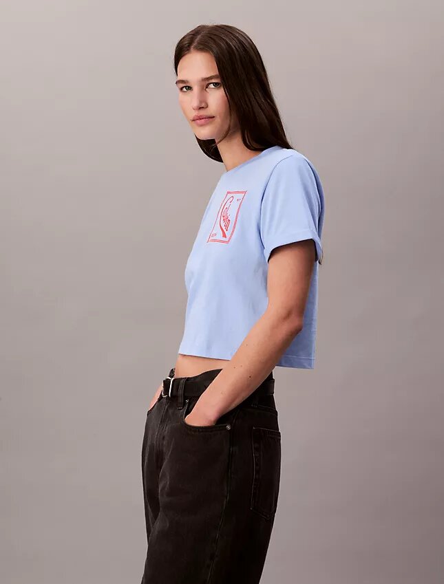 T-shirt court et carré avec logo en lettres cursives T-shirt court et carré avec logo en lettres cursives