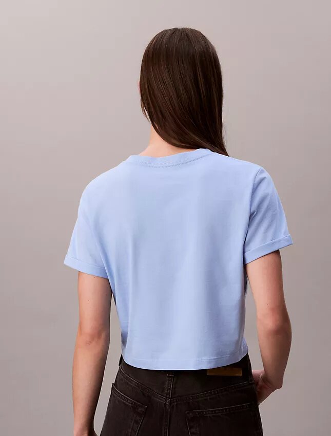 T-shirt court et carré avec logo en lettres cursives T-shirt court et carré avec logo en lettres cursives