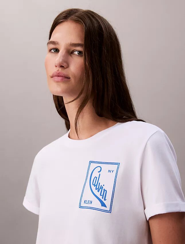 T-shirt court et carré avec logo en lettres cursives T-shirt court et carré avec logo en lettres cursives