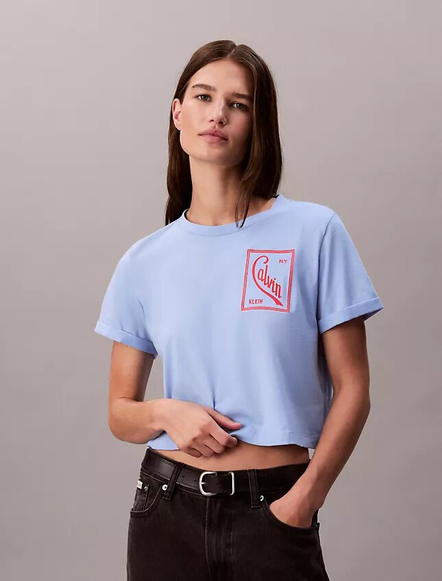 T-shirt court et carré avec logo en lettres cursives T-shirt court et carré avec logo en lettres cursives