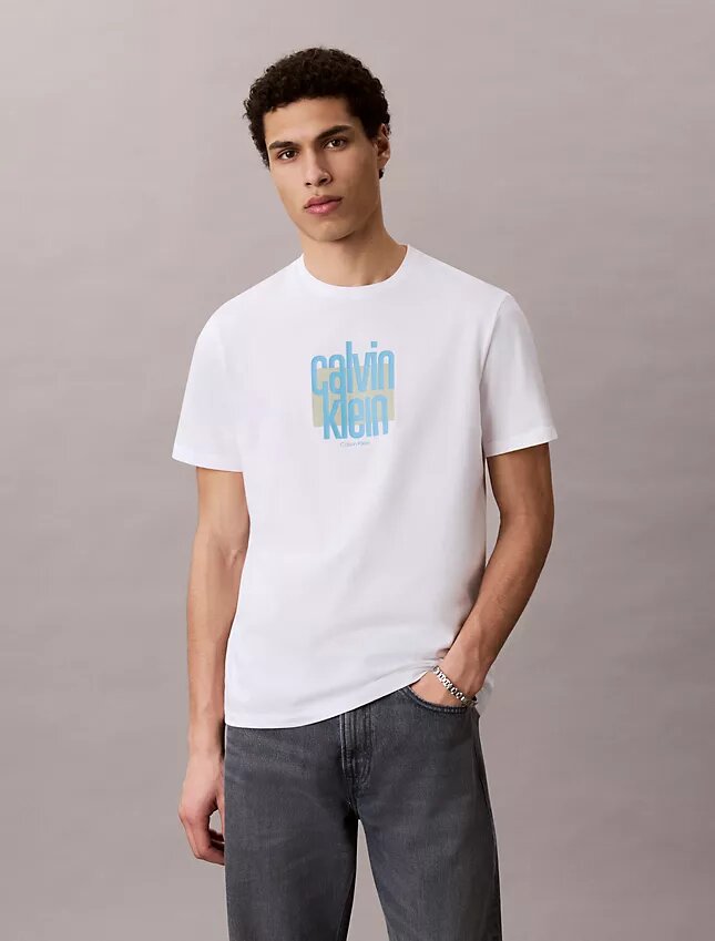 T-shirt moderne à logo graphique Calvin Klein T-shirt moderne à logo graphique Calvin Klein