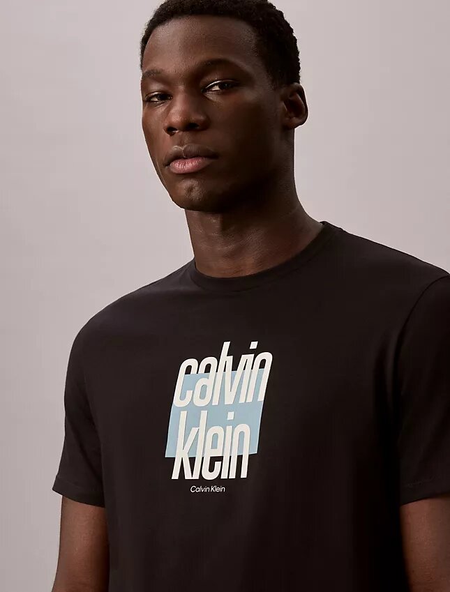 T-shirt moderne à logo graphique Calvin Klein T-shirt moderne à logo graphique Calvin Klein