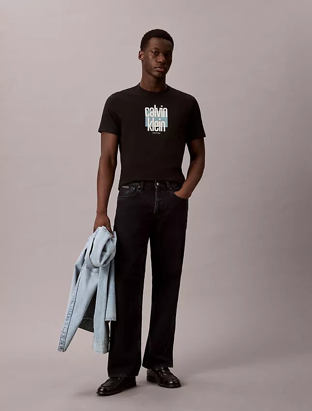 T-shirt moderne à logo graphique Calvin Klein T-shirt moderne à logo graphique Calvin Klein