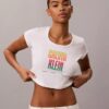 T-shirt slim à encolure dégagée Pride T-shirt slim à encolure dégagée Pride