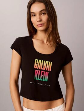 T-shirt slim à encolure dégagée Pride