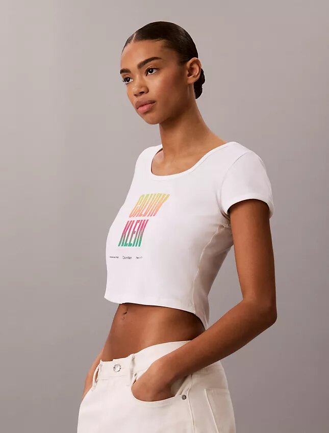 T-shirt slim à encolure dégagée Pride T-shirt slim à encolure dégagée Pride