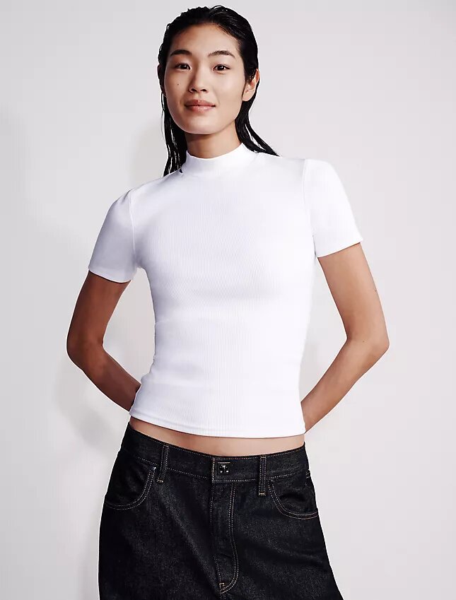 T-shirt slim à encolure ronde et découpes T-shirt slim à encolure ronde et découpes