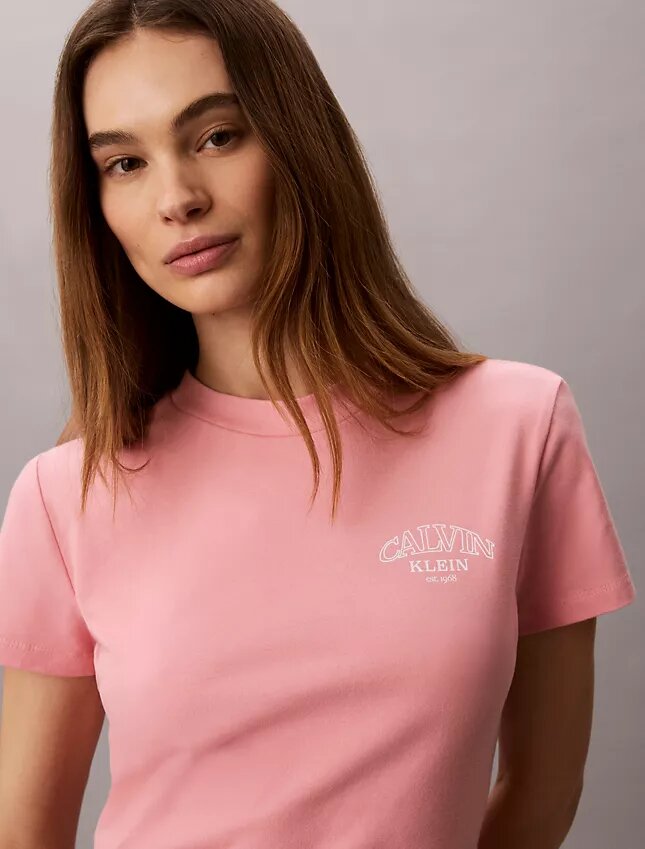 T-shirt slim à logo incurvé T-shirt slim à logo incurvé