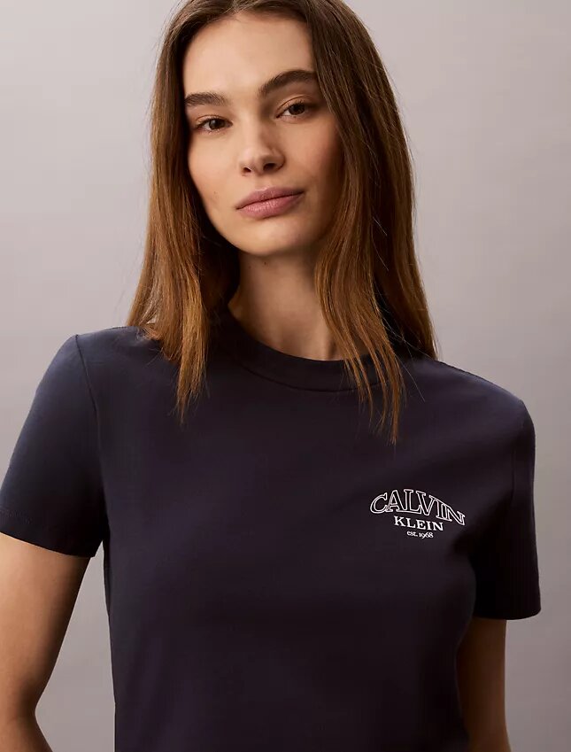 T-shirt slim à logo incurvé T-shirt slim à logo incurvé
