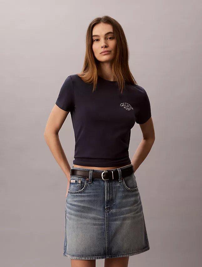 T-shirt slim à logo incurvé T-shirt slim à logo incurvé