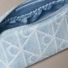 Trousse de toilette en Denim avec logo emblématique sur toute la surface Trousse de toilette en Denim avec logo emblématique sur toute la surface