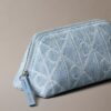 Trousse de toilette en Denim avec logo emblématique sur toute la surface Trousse de toilette en Denim avec logo emblématique sur toute la surface
