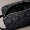 Trousse de toilette à motif Monogram intégral Trousse de toilette à motif Monogram intégral