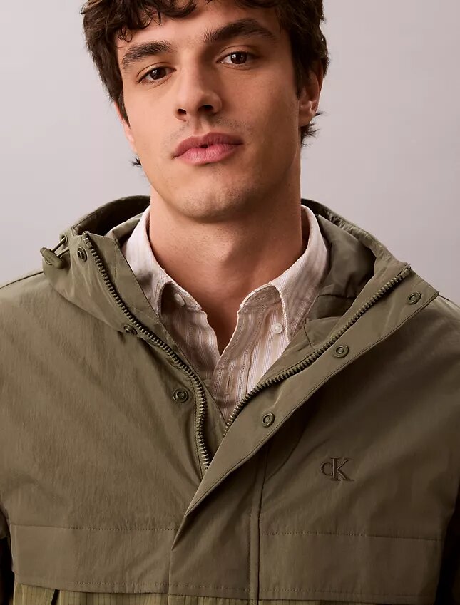 Veste légère en nylon et matériaux mixtes Veste légère en nylon et matériaux mixtes