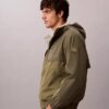 Veste légère en nylon et matériaux mixtes Veste légère en nylon et matériaux mixtes