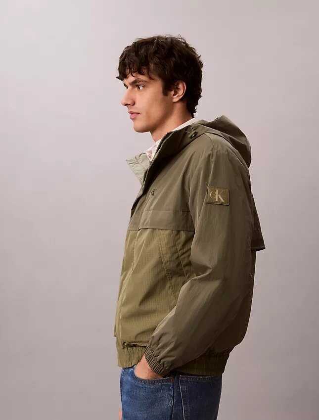 Veste légère en nylon et matériaux mixtes Veste légère en nylon et matériaux mixtes