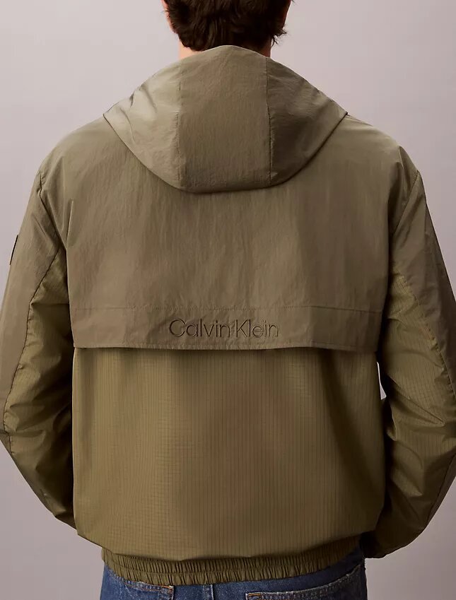 Veste légère en nylon et matériaux mixtes Veste légère en nylon et matériaux mixtes